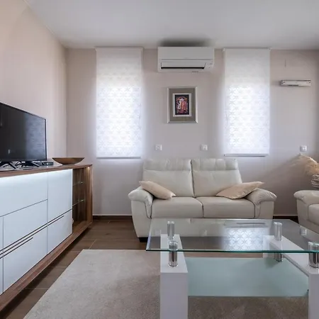 Apartman Luana 1 With Rooftop Jacuzzi Apartment Zadar