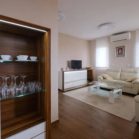 Apartman Luana 1 With Rooftop Jacuzzi Apartment *